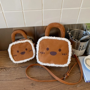 Détails des sacs en daim marron avec bordure en fausse fourrure blanche et broderie visage