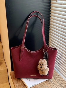 Sac seau bordeaux élégant avec charm chiot en peluche pour femme style quotidien