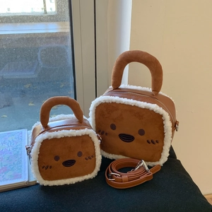 Détail des sacs toast en peluche en deux tailles avec bordure douce et broderie mignonne
