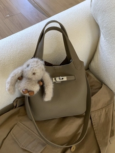 Retro PU Leather Bucket Bag For Women Lychee Pattern Shoulder Handbag With Metal Turn-Lock And Rabbit Charm Elegant Commuting Bag