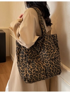 Large capacity leopard print canvas tote bag with functional pockets for daily travel