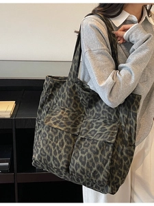 Large capacity leopard print canvas tote bag with dual front pockets for daily fashion