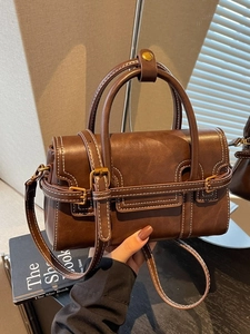 Borsa a tracolla marrone vintage con cuciture bianche a contrasto e doppi manici