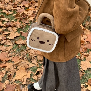 Détail du sac bandoulière créatif en forme de pain de mie avec bordure en peluche douce