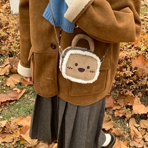 Détail du sac bandoulière ours mignon avec bordure en peluche et texture daim marron