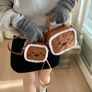 Détail des sacs à bandoulière en peluche forme toast avec bordure en sherpa