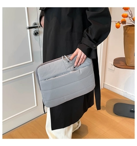Details der grauen gesteppten Laptop-Tasche aus leichtem Nylon mit Doppelreißverschluss