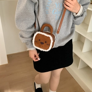 Vue détaillée d'un sac bandoulière en peluche ours marron avec bordure en sherpa blanc
