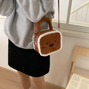 Détail du sac à bandoulière en peluche marron avec visage d'ours et bordure en polaire