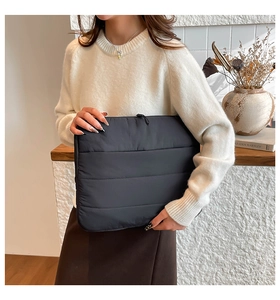 Makroaufnahme der schwarzen gesteppten Laptoptasche mit horizontaler Polsterung