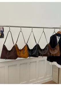 Collection de cinq grands sacs cabas minimalistes en daim aux couleurs automnales