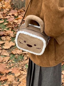 Sac bandoulière créatif en forme de pain en daim marron avec bordure en molleton