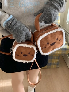 Sac bandoulière vintage toast caramel avec bordure en fausse fourrure blanche et broderie