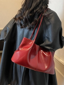Retro red pleated tote bag with large capacity and soft texture for women on shoulder