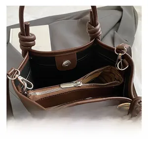 Détail de l'intérieur du sac seau léopard avec fermoir magnétique et finitions argent