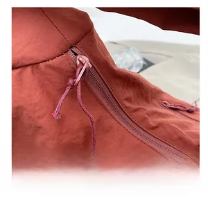 Detailaufnahme des glatten Harzreißverschlusses und Schiebers an der dunkelroten Canvas-Tasche