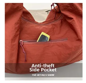 Detailansicht der braunen Canvas-Tasche mit einer funktionellen Diebstahlsicherungstasche