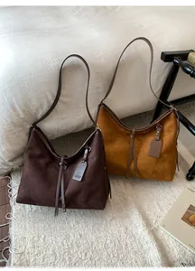 Détails de grands cabas en daim marron et jaune pour la mode d'hiver chic