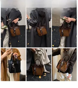 Détail du sac cabas léopard avec pompons tressés et bandoulière réglable pour femme