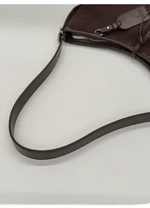 Détail du sac cabas en daim marron foncé avec surpiqûres et fermeture éclair argentée
