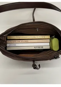 Vue de l'intérieur du grand sac cabas avec doublure rayée et grand rangement