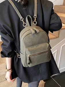 Sac à dos en daim vert olive pour femme de style rétro avec détails dorés en métal