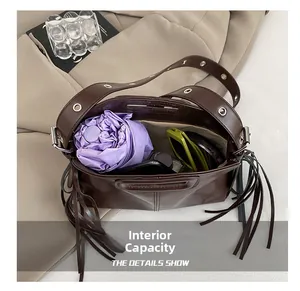 Detail view of the spacious inner compartment of the brown retro shoulder bag