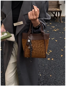 Détail du sac cabas rétro imprimé léopard avec anses en cuir marron en automne
