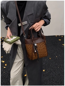Sac à main chic à motif léopard avec poignées nouées en cuir dans un décor automnal