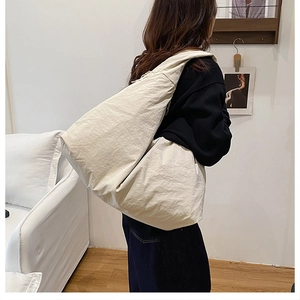 Detailansicht der cremefarbenen Canvas-Tasche mit Fokus auf Textur und großem Volumen