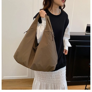 Detailansicht der dunkelbraunen XXL-Tote-Bag mit Kordelzug und breitem Schultergurt