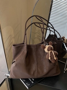 Vintage PU Leather Large Capacity Tote Bag For Women Minimalist Contrast Stitching Shoulder Bag With Cute Bear Charm