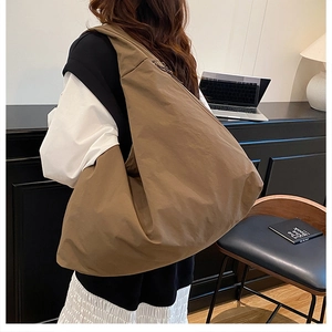 Große braune Canvas-Tragetasche in einem modernen Büro-Setting für den Alltag