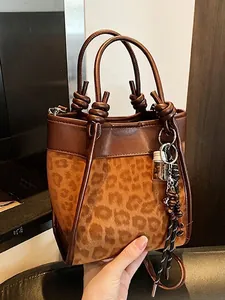 Sac Seau Vintage Imprimé Léopard en Cuir PU pour Femmes Patchwork Poignée à Nœud Sac à Bandoulière avec Pendentif Sac à Main