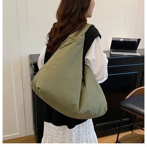 Lifestyle-Foto der olivgrünen Canvas-Tasche zeigt ihre Größe und den lässigen Slouchy-Stil