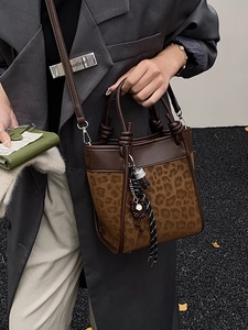 Sac seau chic à imprimé léopard avec garniture en cuir brun et bandoulière amovible