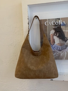 Retro brown suede tote bag with large capacity and minimalist curved shoulder strap design