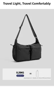 Dettaglio della borsa a tracolla leggera in nylon nero da 0,25kg con doppie tasche zip