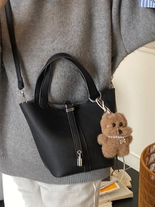 Elegante bolso de hombro tipo cubo de cuero negro con dije de osito de peluche suave