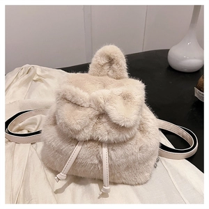 Detail van beige faux fur rugzak met oortjes en gestreepte stoffen schouderbanden