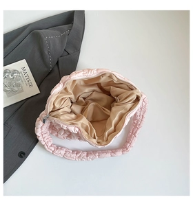 Detailansicht der gesteppten Tragetasche in Rosa mit Innenraum und Reißverschluss