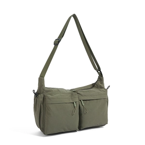 Dettaglio borsa a tracolla verde oliva in nylon con doppie tasche con zip e stile cargo
