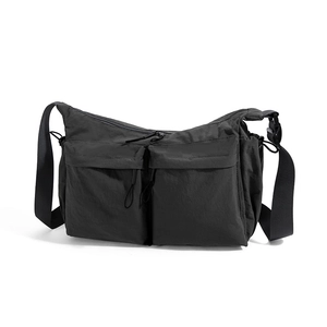 Dettaglio della borsa a tracolla utility nera con tasche funzionali e tessuto nylon