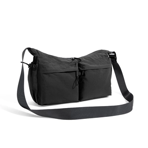 Dettaglio della borsa a tracolla tattica nera in nylon resistente con tasche multiple