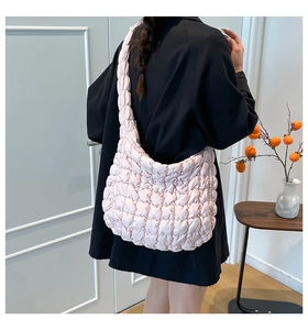 Rosa gesteppte Puffer-Einkaufstasche am Modell mit weicher Polsterung und großem Design