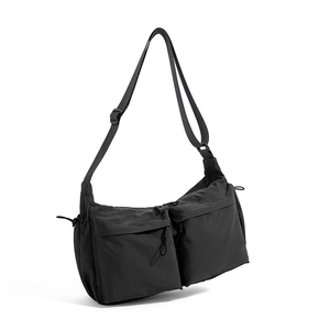 Dettaglio della borsa tattica in nylon nero impermeabile con doppie tasche e coulisse