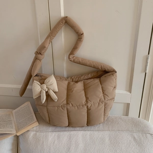 Sac bandoulière matelassé beige en forme de demi-lune avec nœud décoratif amovible