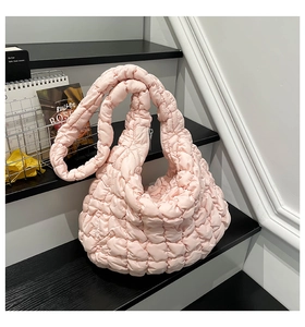 Detailansicht der rosa gesteppten Puffer-Tasche mit weicher Textur und Reißverschluss