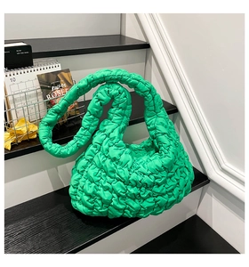Detail der leuchtend grünen Stepptasche mit gepolsterter Cloud-Struktur auf Treppen