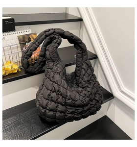 Nahaufnahme der schwarzen gesteppten Puffer-Tasche mit strukturierter 3D-Bubble-Optik